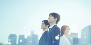 退職後、新しい一歩を踏み出す女性の写真