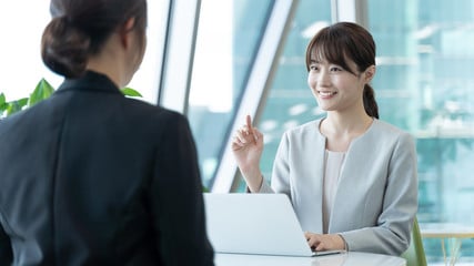 退職相談を受ける女性と相談員が対話している様子