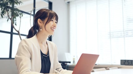 退職後の伴走サービスの説明を笑顔で聞き安心している女性