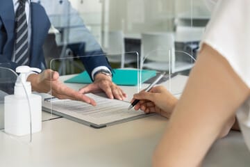 退職後の手続きを一覧で確認するチェックリストのイメージ健康保険年金税金失業保険などの書類を整理している様子