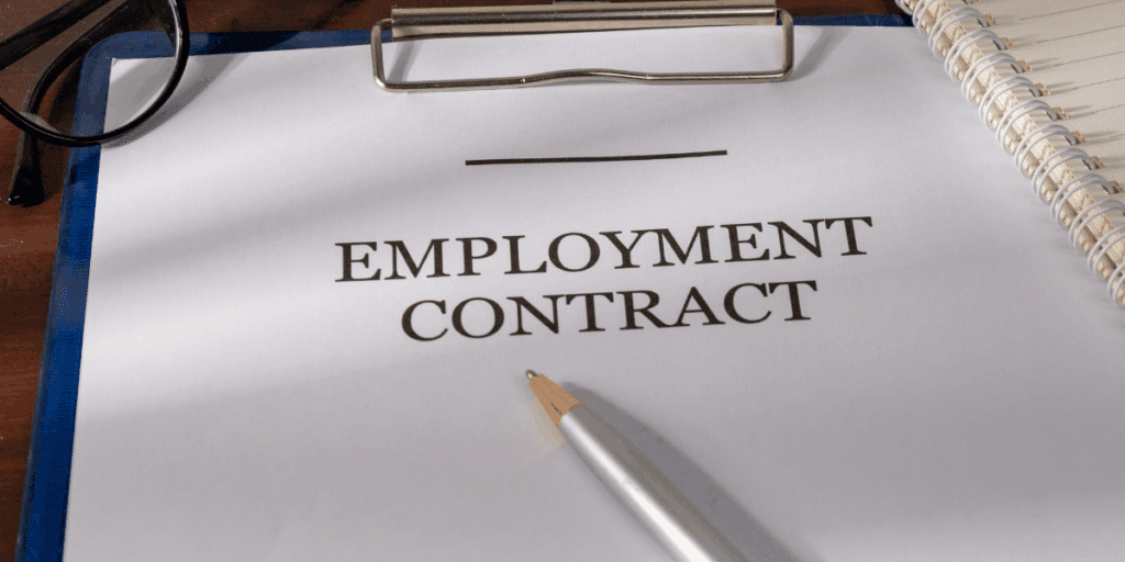 労働契約とは何かを学ぶ若手社員｜雇用契約と就業規則の違いをやさしく解説する場面（リスタート退職サポート）